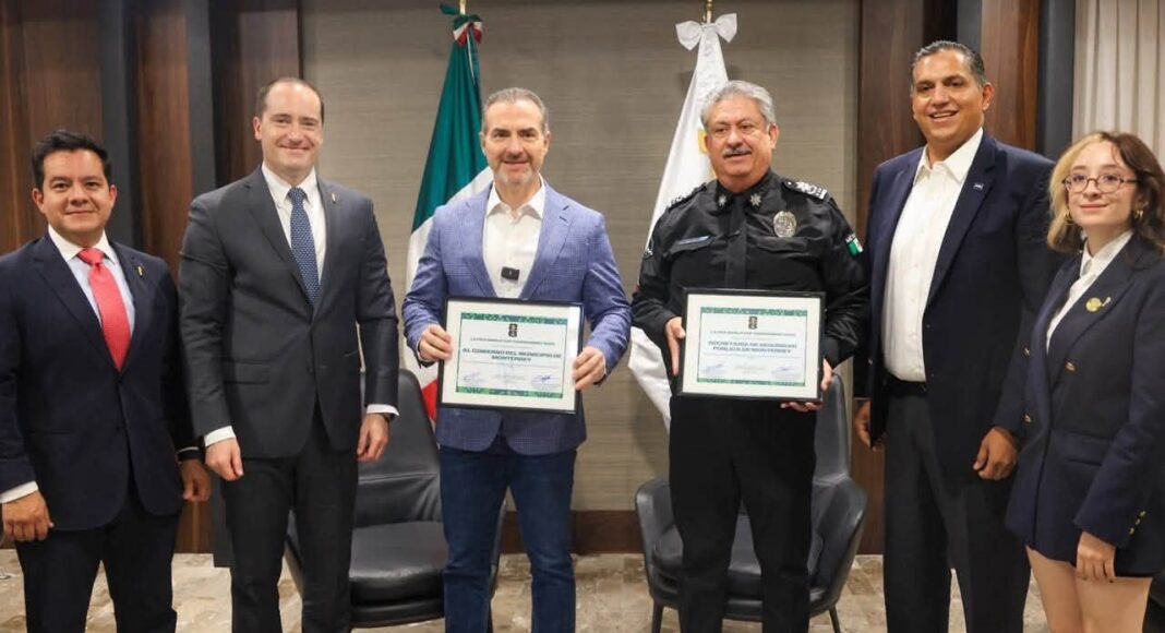Monterrey recibe reconocimiento de la FIFA por seguridad El Alcalde de Monterrey, Adrián de la Garza y autoridades de seguridad municipales y de la FIFA.