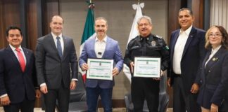 Monterrey recibe reconocimiento de la FIFA por seguridad El Alcalde de Monterrey, Adrián de la Garza y autoridades de seguridad municipales y de la FIFA.