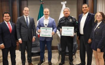 Monterrey recibe reconocimiento de la FIFA por seguridad El Alcalde de Monterrey, Adrián de la Garza y autoridades de seguridad municipales y de la FIFA.