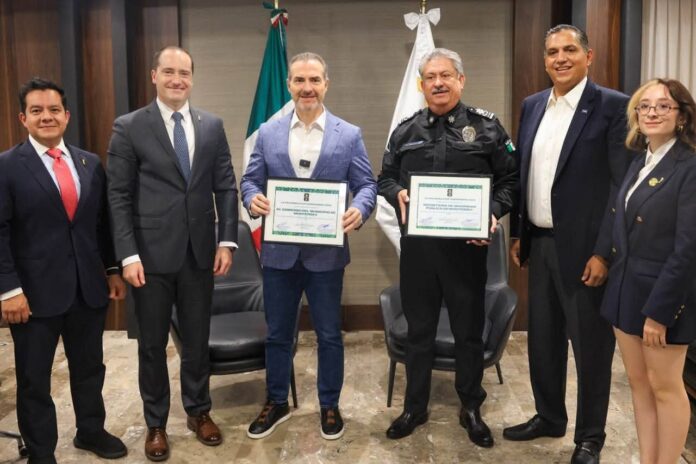 El Alcalde de Monterrey, Adrián de la Garza y autoridades de seguridad municipales y de la FIFA. El Alcalde de Monterrey, Adrián de la Garza y autoridades de seguridad municipales y de la FIFA.