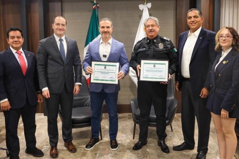 El Alcalde de Monterrey, Adrián de la Garza y autoridades de seguridad municipales y de la FIFA.