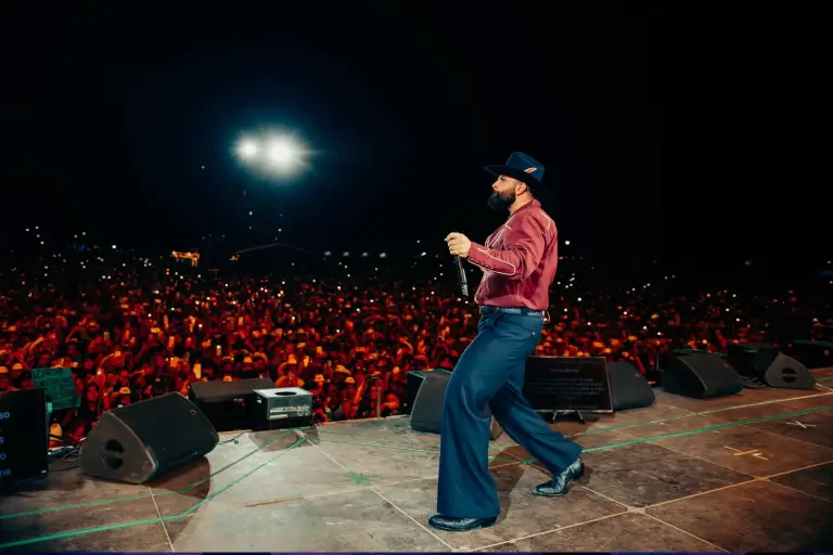 Carín León interpretando sus éxitos durante su presentación en el Fan Fest Monterrey 2026 ante miles de asistentes.