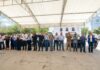 Adrián de la Garza, alcalde de Monterrey, acompañado de las autoridades municipales beneficiadas por la entrega de los vehículos.