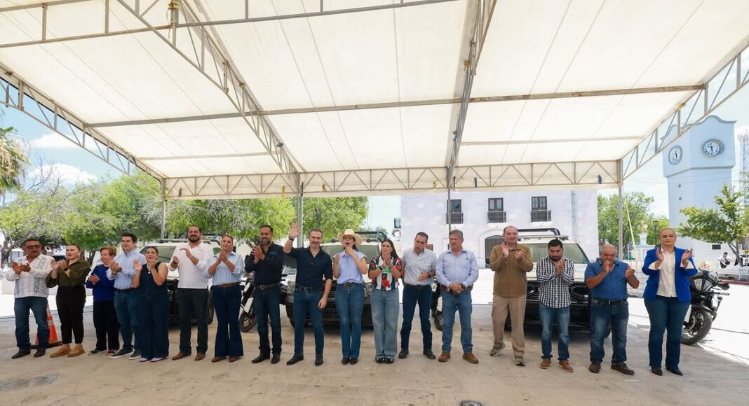 Adrián de la Garza, alcalde de Monterrey, acompañado de las autoridades municipales beneficiadas por la entrega de los vehículos.