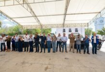 Adrián de la Garza, alcalde de Monterrey, acompañado de las autoridades municipales beneficiadas por la entrega de los vehículos.
