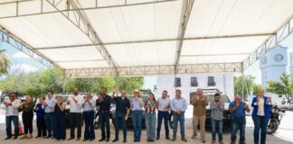 Adrián de la Garza, alcalde de Monterrey, acompañado de las autoridades municipales beneficiadas por la entrega de los vehículos.