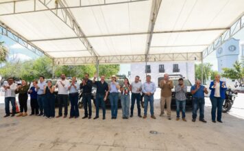 Adrián de la Garza, alcalde de Monterrey, acompañado de las autoridades municipales beneficiadas por la entrega de los vehículos.