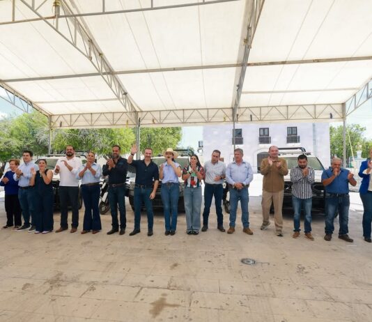 Adrián de la Garza, alcalde de Monterrey, acompañado de las autoridades municipales beneficiadas por la entrega de los vehículos.