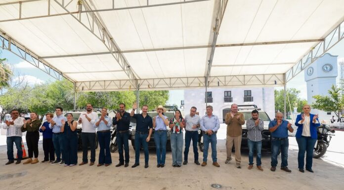 Adrián de la Garza, alcalde de Monterrey, acompañado de las autoridades municipales beneficiadas por la entrega de los vehículos.