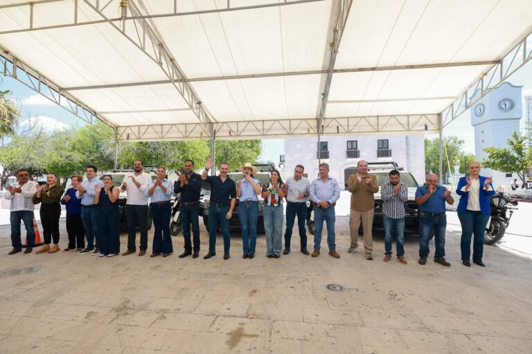 Adrián de la Garza, alcalde de Monterrey, acompañado de las autoridades municipales beneficiadas por la entrega de los vehículos.