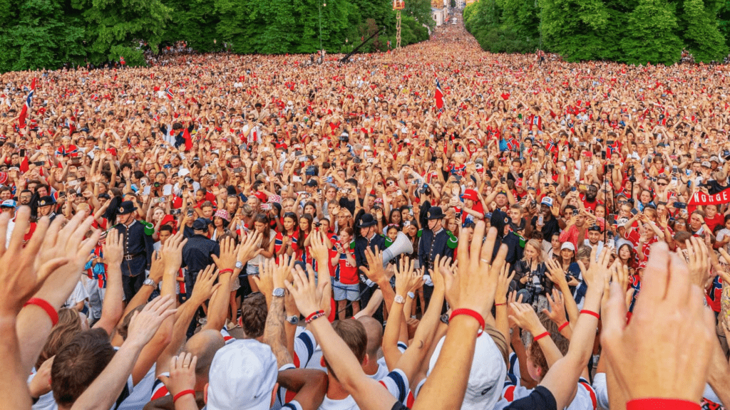 Noruega es aclamado por 100 mil aficionados en Oslo
