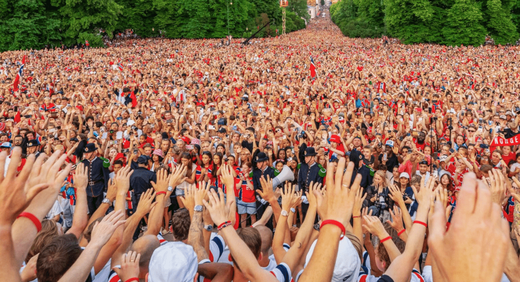 Noruega es aclamado por 100 mil aficionados en Oslo Noruega es aclamado por 100 mil aficionados en Oslo