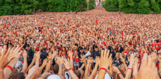 Noruega es aclamado por 100 mil aficionados en Oslo Noruega es aclamado por 100 mil aficionados en Oslo