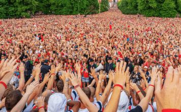 Noruega es aclamado por 100 mil aficionados en Oslo Noruega es aclamado por 100 mil aficionados en Oslo