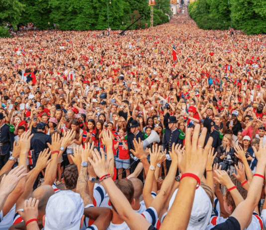 Noruega es aclamado por 100 mil aficionados en Oslo Noruega es aclamado por 100 mil aficionados en Oslo