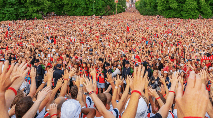 Noruega es aclamado por 100 mil aficionados en Oslo