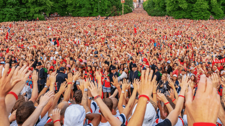 Noruega es aclamado por 100 mil aficionados en Oslo