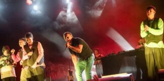 Kevis y Maykyy interpretando sus éxitos en el escenario del Fan Festival Monterrey, juntoa a ¨Konan big¨