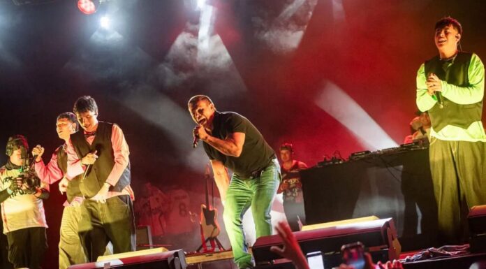 Kevis y Maykyy interpretando sus éxitos en el escenario del Fan Festival Monterrey, juntoa a ¨Konan big¨