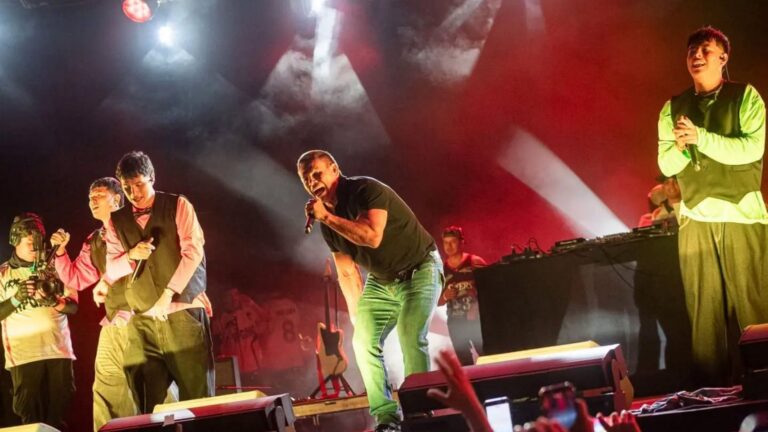 Kevis y Maykyy interpretando sus éxitos en el escenario del Fan Festival Monterrey, juntoa a ¨Konan big¨