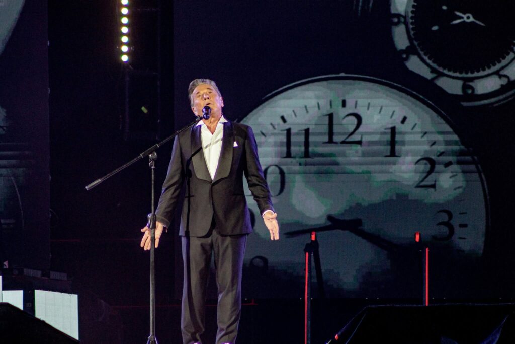 Ricardo Montaner interpretando sus más grandes éxitos durante la gira "El Último Regreso".