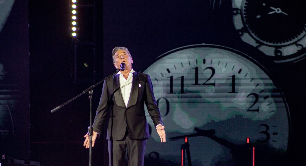 Ricardo Montaner interpretando sus más grandes éxitos durante la gira "El Último Regreso".