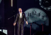 Ricardo Montaner interpretando sus más grandes éxitos durante la gira "El Último Regreso".