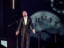 Ricardo Montaner interpretando sus más grandes éxitos durante la gira "El Último Regreso".