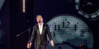 Ricardo Montaner interpretando sus más grandes éxitos durante la gira "El Último Regreso".
