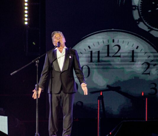 Ricardo Montaner interpretando sus más grandes éxitos durante la gira "El Último Regreso".