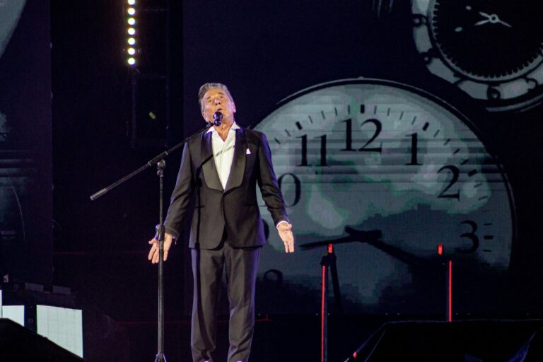 Ricardo Montaner interpretando sus más grandes éxitos durante la gira "El Último Regreso".