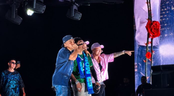 El Malilla y MC Davo durante su presentación en Fan Fest Monterrey.