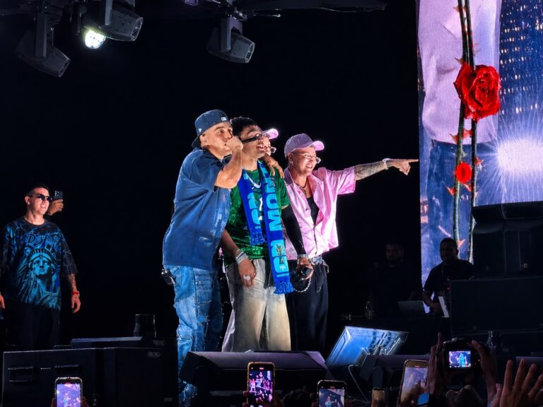El Malilla y MC Davo durante su presentación en Fan Fest Monterrey.