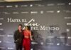 Aislinn Derbez y Mauricio Ochmann en la alfombra roja de Hasta el fin del mundo película durante la presentación del estreno en cines.