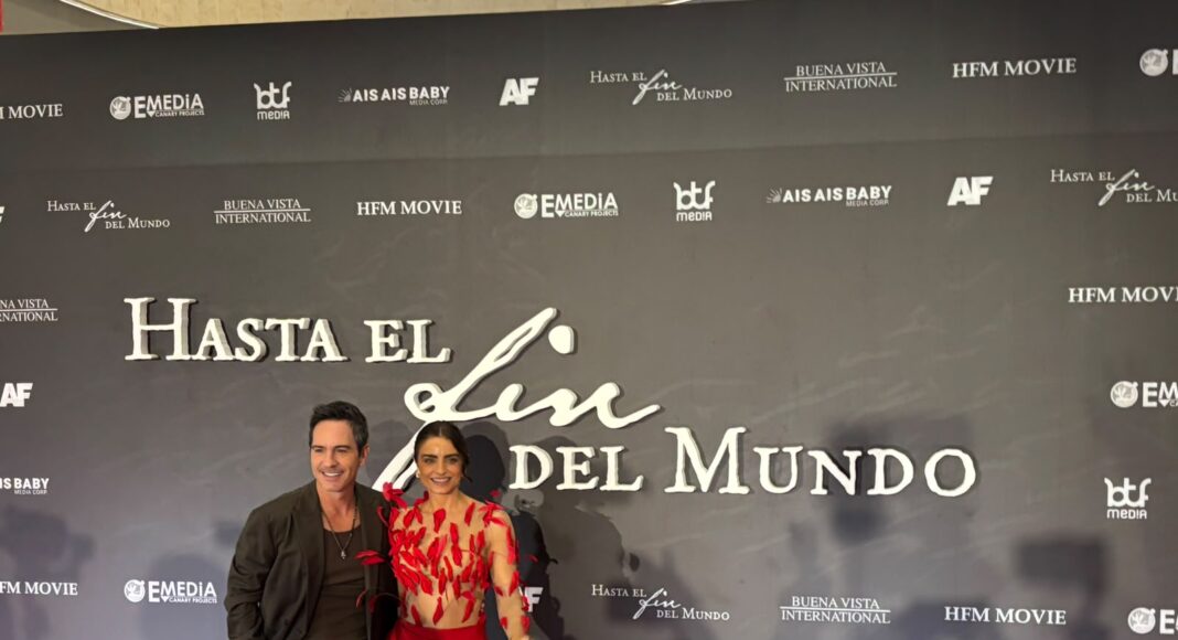 Aislinn Derbez y Mauricio Ochmann en la alfombra roja de Hasta el fin del mundo película durante la presentación del estreno en cines.