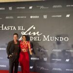 Aislinn Derbez y Mauricio Ochmann en la alfombra roja de Hasta el fin del mundo película durante la presentación del estreno en cines.