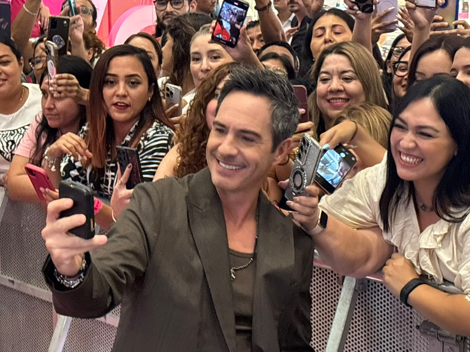 Mauricio Ochmann se toma fotografías con sus fans durante la presentación de Hasta el fin del mundo película, previo a su estreno en cines.