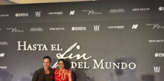 Aislinn Derbez y Mauricio Ochmann en la alfombra roja de Hasta el fin del mundo película durante la presentación del estreno en cines.