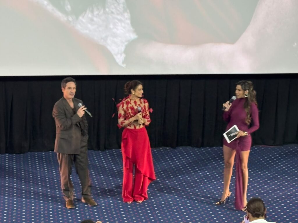 Aislinn Derbez y Mauricio Ochmann conversan con los asistentes durante la presentación de Hasta el fin del mundo película en una sala de cine previo a su estreno.