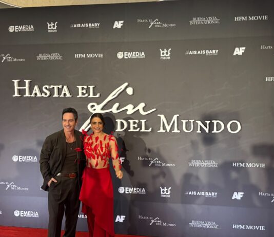 Aislinn Derbez y Mauricio Ochmann en la alfombra roja de Hasta el fin del mundo película durante la presentación del estreno en cines.