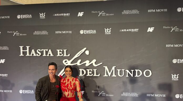 Aislinn Derbez y Mauricio Ochmann en la alfombra roja de Hasta el fin del mundo película durante la presentación del estreno en cines.