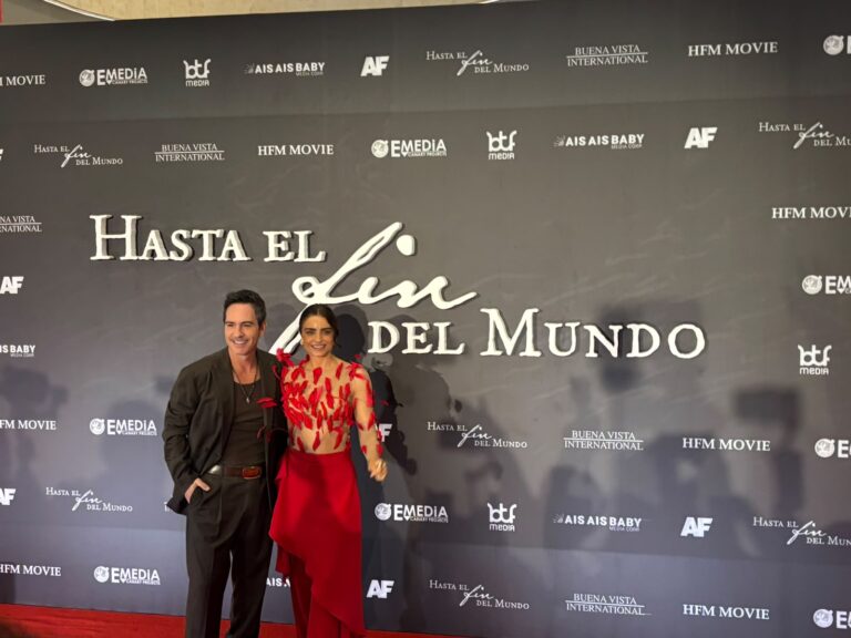 Aislinn Derbez y Mauricio Ochmann en la alfombra roja de Hasta el fin del mundo película durante la presentación del estreno en cines.