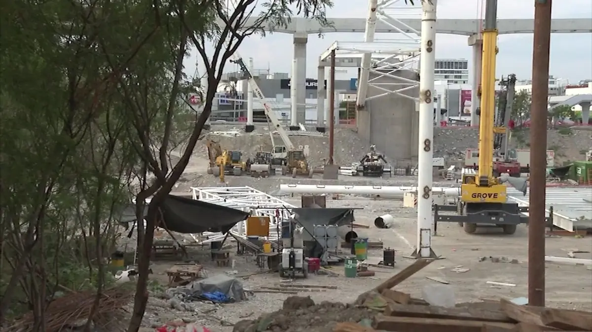 La Línea 6 del Metro reactivó trabajos en la avenida Miguel Alemán tras la pausa por el Mundial 2026; persisten frentes pendientes.