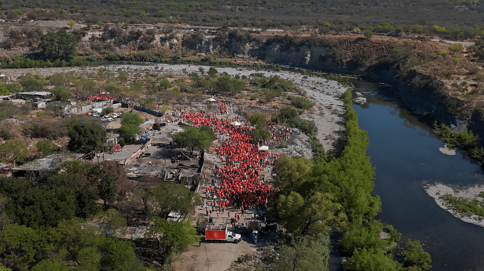 Políticos de todos los niveles y voluntarios se organizarón para logar sembrar 1.1 millón de árboles en Nuevo León.