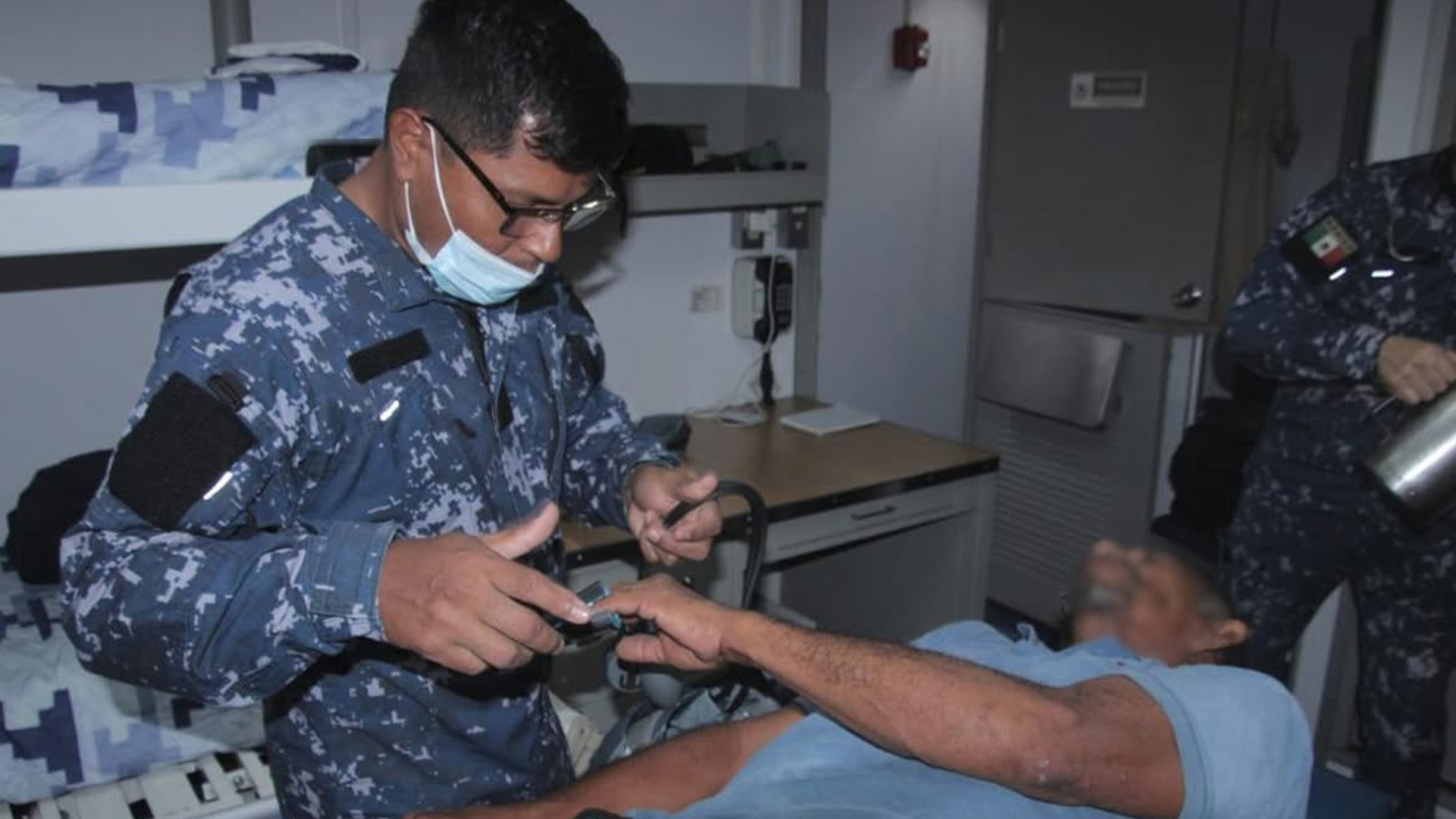 Uno de los pescadores siendo atendido por equipo medico 