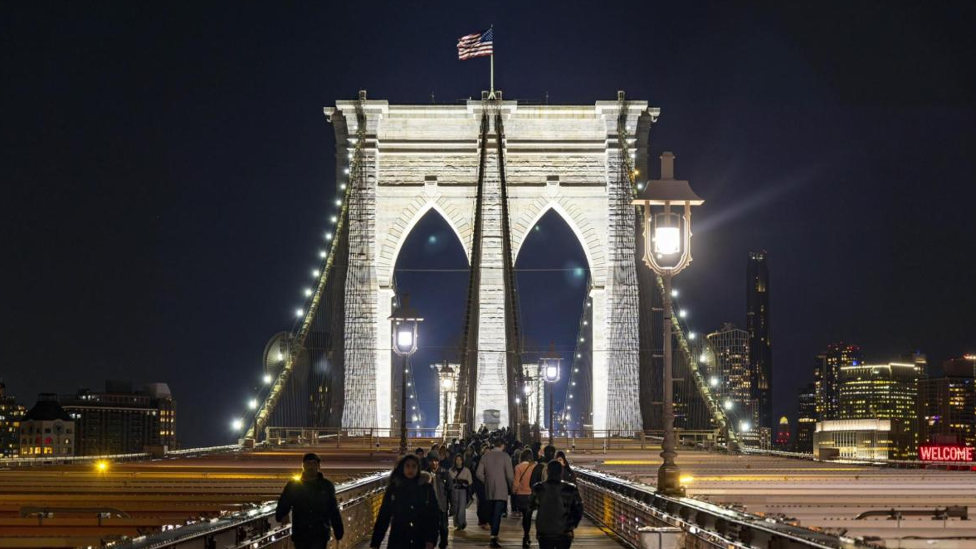 Hombre escala puente de Brooklyn