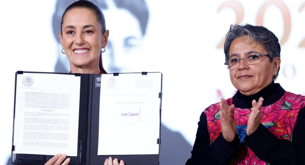 Transparencia: Sheinbaum firma decreto para ampliar acceso a la información
