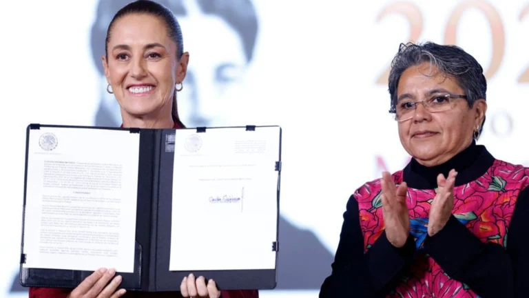 Transparencia: Sheinbaum firma decreto para ampliar acceso a la información