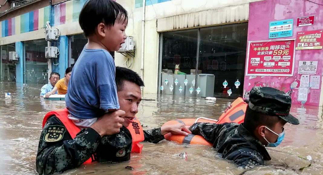 China activa histórica alerta por lluvias y evacúa a 88 mil personas China evacúa a casi 88 mil habitantes por intensas lluvias en Shaanxi