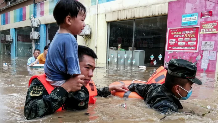 China evacúa a casi 88 mil habitantes por intensas lluvias en Shaanxi